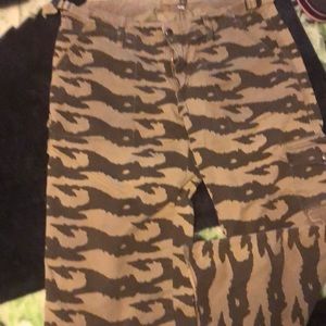 Sanctuary Camo Capri pants